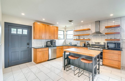 Galveston House | 2 Mi to Pleasure Pier: Pet-Friendly Gem w/Yard