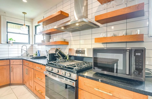 Galveston House | 2 Mi to Pleasure Pier: Pet-Friendly Gem w/Yard