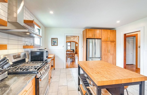 Galveston House | 2 Mi to Pleasure Pier: Pet-Friendly Gem w/Yard