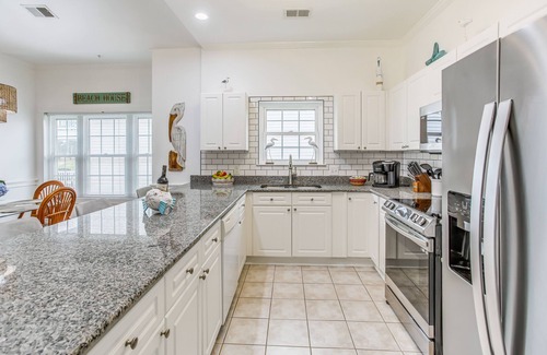 Central Myrtle Beach Condo | 2 Mi to Shore: Myrtle Beach Condo w/Pool!