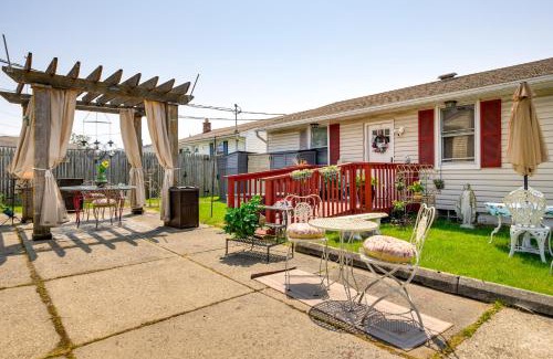 Cheektowaga Apartment | 2 Mi to Walden Galleria Apartment with Patio
