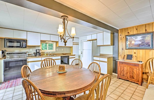 Le Roy House | 2 Mi to Winery: Le Roy Escape w/Fire Pit & Views