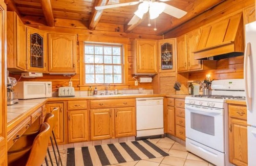 Bethel Cabin | 2 Miles from Bethel Woods! SUPER Secluded Luxury Cabin - HOT TUB !