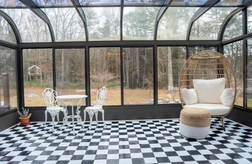 Bethel Cabin | 2 Miles from Bethel Woods! SUPER Secluded Luxury Cabin - HOT TUB !
