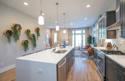 Hadley - Washington House | 2 Miles to Broadway w Rooftop Deck Grill & Garage