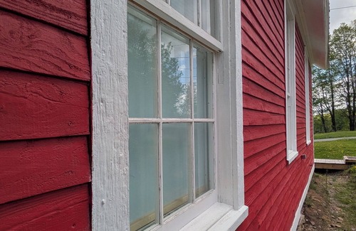 Benton House | 2 miles to Ricketts Glen. Updated and cozy schoolhouse with porch and fire pit.