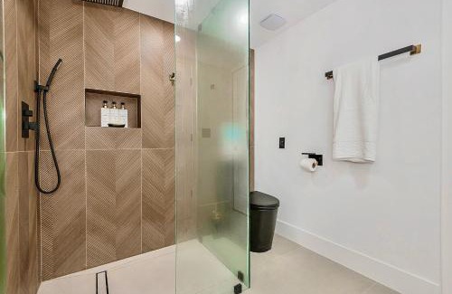 South of Fifth Apartment | 2-Min to Beach, Upscale Enclave