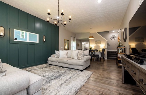 Clarksville House | 2 Min to Bourbon Trail, KFC Yum!, & Convention Center, 12 Min to Expo Center!