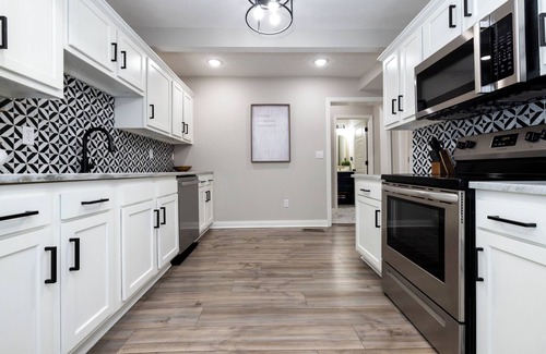 Clarksville House | 2 Min to Bourbon Trail, KFC Yum!, & Convention Center, 12 Min to Expo Center!