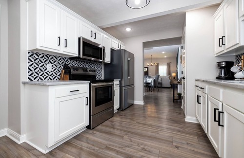 Clarksville House | 2 Min to Bourbon Trail, KFC Yum!, & Convention Center, 12 Min to Expo Center!