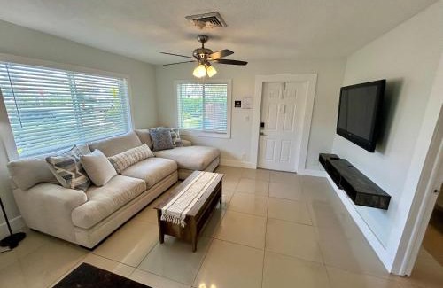 Lauderdale-by-the-Sea Apartment | 2 min walk to beach with free parking at Lauderdale 17-1