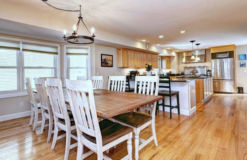 Devon House | 2 min walk to Wildermere Beach Beautiful 4-bedroom 3.5 bath Beach house AC WiFi