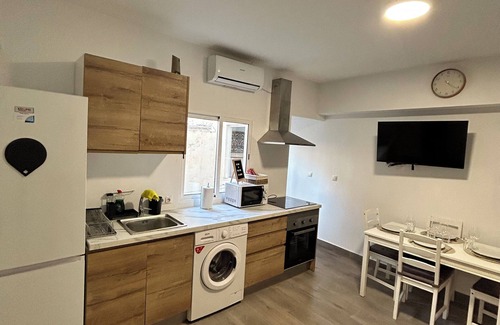 Almeria Apartment | 2 mins from the sea. Spacious 4 bedroom/2 bathrooms apartment, A/C, renovated, 100% furnished