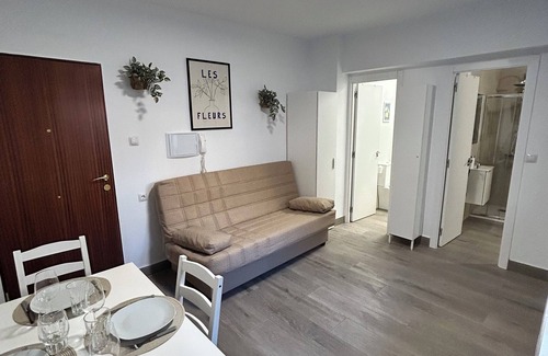 Almeria Apartment | 2 mins from the sea. Spacious 4 bedroom/2 bathrooms apartment, A/C, renovated, 100% furnished