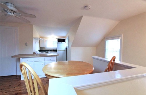 Hyannis Cottage | 2 Minute Walk to Beach Pet Friendly Romantic Cottage - A/C, fenced yard
