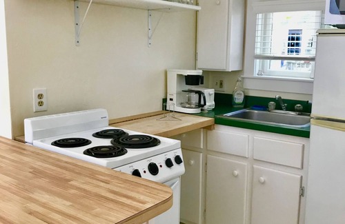 Hyannis Cottage | 2 Minute Walk to Beach Pet Friendly Romantic Cottage - A/C, fenced yard