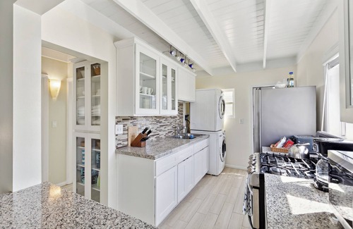 Santa Ana Heights House | 2 Minute Walk to Lido Wharf and 1 Block from Beach Cottage