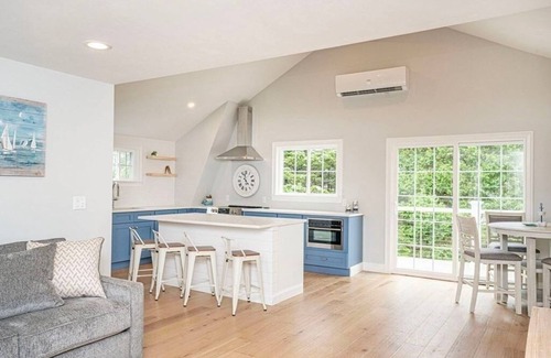 Sandwich House | 2 minutes to the beach! Newly renovated family-sized beach home