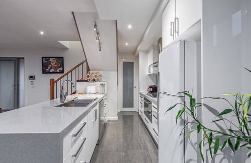 Altona House | 2 Minutes Walk to the Beach and Cafe, 10 Minutes' Walk to Restaurants and Shops