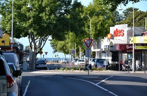 Altona House | 2 Minutes Walk to the Beach and Cafe, 10 Minutes' Walk to Restaurants and Shops