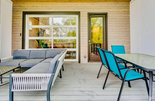 Eighth Avenue Condo | 2 Modern Luxurious Side by Side Townhomes by Music City Luxury Stays