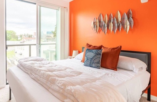 Hilltop Apartment | 2 - Private Balconies/2- King Beds/Workspace/Gym