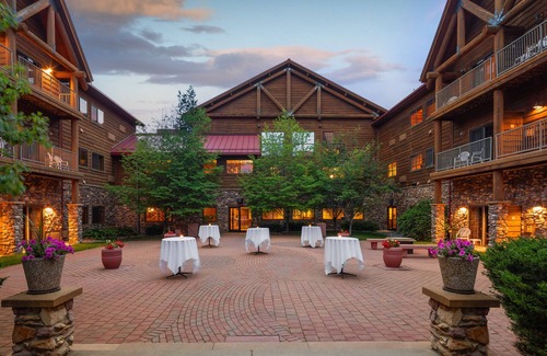 Rothschild House | 2 Queen Loft With Kitchen, Access to Pool, Hot Tub, and Gym
