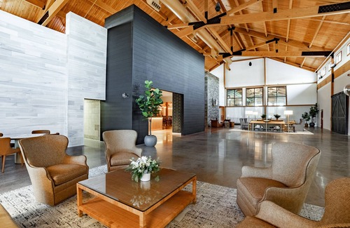 Rothschild House | 2 Queen Studio With Kitchen, Access to Pool, Hot Tub, and Gym