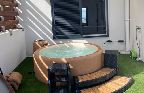 Piton Saint-Leu House | 2-room apartment with a large 40 m2 terrace, a jacuzzi with ocean view.