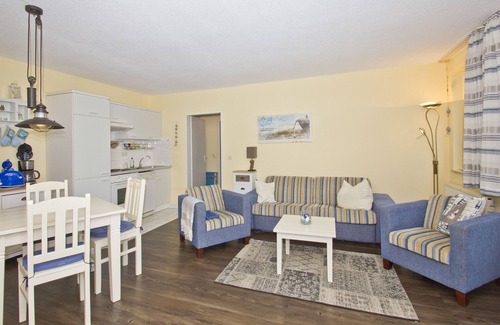 Lobbe Apartment | 2-room vacation apartment close to the beach with balcony - Strandhaus Mönchgut FeWo 10