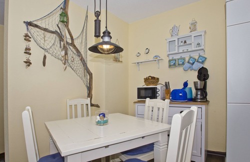 Lobbe Apartment | 2-room vacation apartment close to the beach with balcony - Strandhaus Mönchgut FeWo 10
