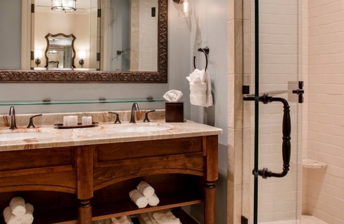 Mount Berry Hotel | 2 Rooms with Outdoor Pool Access, Pets Allowed! Steps from Historic Gardens