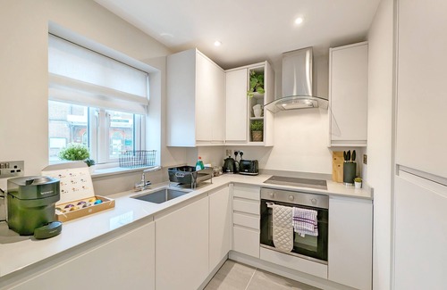 Arundel Apartment | 2 Roseland Apartment - sleeps 2 guests in 1 bedroom