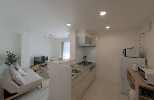 Nakano Apartment | 2 stops, 5 minutes to Ikebukuro; 7 stops, 15 minutes to Shinjuku; brand-new 1LDK