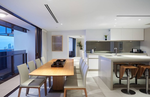 Surfers Paradise Apartment | 🌊 2-Storey 4-Bedroom Sub-Penthouse with Ocean Views 🌊