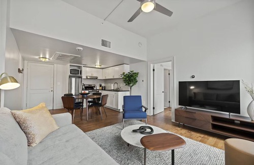 Downtown San Antonio Apartment | 2 Stylish Haven Near San Antonio Sights | Modern Amenities & Prime Location