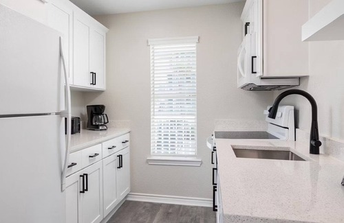 Galveston Hotel | 2 Stylish Resort Villas w/Kitchen + Beach Access Near Attractions