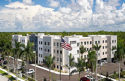 Naples Apartment | 2 Tranquil Rooms w/Poolside Access near Naples Beach – Pure Comfort