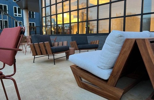East Nashville House | 2 Trendy Rooms w/Rooftop Bar and Curated Mini-Bars Near Nissan Stadium – 1 Mi.