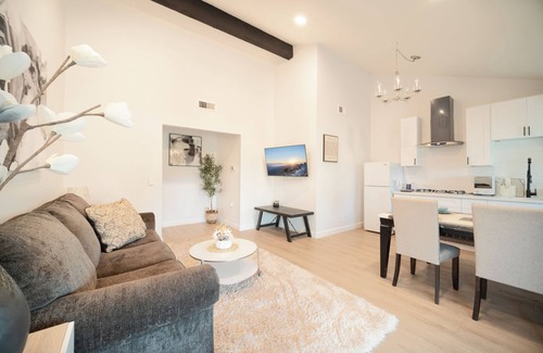 Walnut Apartment | 2 TVs - Vaulted Ceiling - Private Kitchen&Entrance