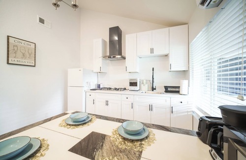 Walnut Apartment | 2 TVs - Vaulted Ceiling - Private Kitchen&Entrance
