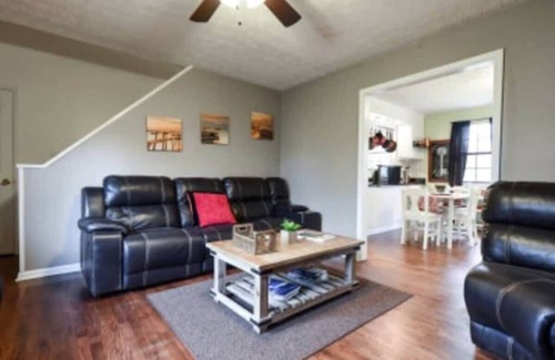 Athens House | 2 Units & Mins to UGA - The Glory Glory Doghouse