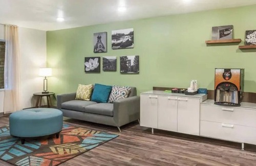 Newnan Hotel | 2 Well-Equipped Room w/Kitchen for Your Newnan Staycation or Trip