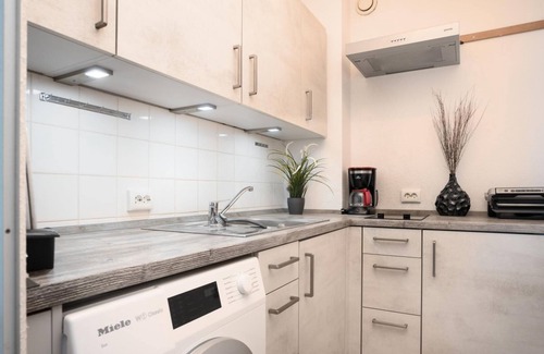 Wendtorfer Strand Apartment | 2 Zimmer-wohnung mit Terrasse Über 30 m² für bis zu 3 Personen, im Erdgeschoss des Haus Flying Dutchman, Gelegen an der Wunderschönen Marina in Wendtorf, Kombiniertes Wohnschlafzimmer mit Großer Schlafcouch, Schlafzimmer mit Französischem Do