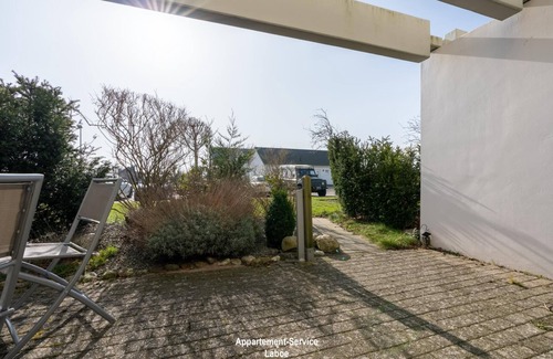 Wendtorfer Strand Apartment | 2 Zimmer-wohnung mit Terrasse Über 30 m² für bis zu 3 Personen, im Erdgeschoss des Haus Flying Dutchman, Gelegen an der Wunderschönen Marina in Wendtorf, Kombiniertes Wohnschlafzimmer mit Großer Schlafcouch, Schlafzimmer mit Französischem Do
