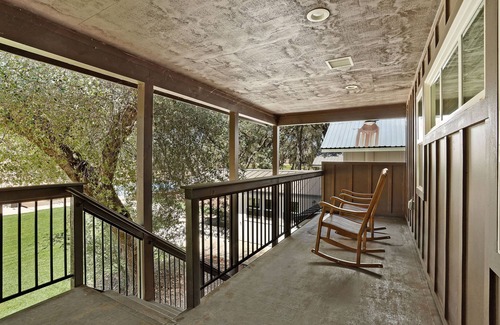 Rescue House | 20 Acre- Modern Farmhouse Estate-Custom Pickleball court! Pool! Game room!