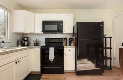 Fletcher House | 20 Min to Biltmore|Cozy Cottage|Sleeps 2