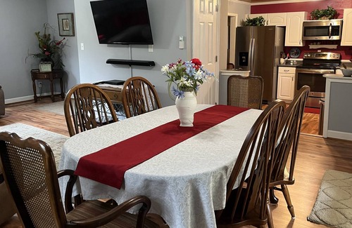 Black Mountain House | 20 Minutes from Biltmore House, 15 to Asheville.