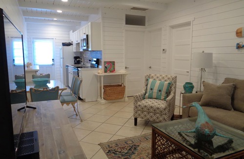 Crescent Beach House | 20% OFF! BOOK NOW!nVINTAGE BEACH COTTAGE 5⭐️n90sec WALK TO BEACH,nEnjoy! 🐳n