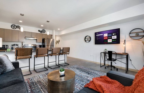 North Beacon Hill Apartment | 20% OFF Cyber Monday Special /Seamless Living